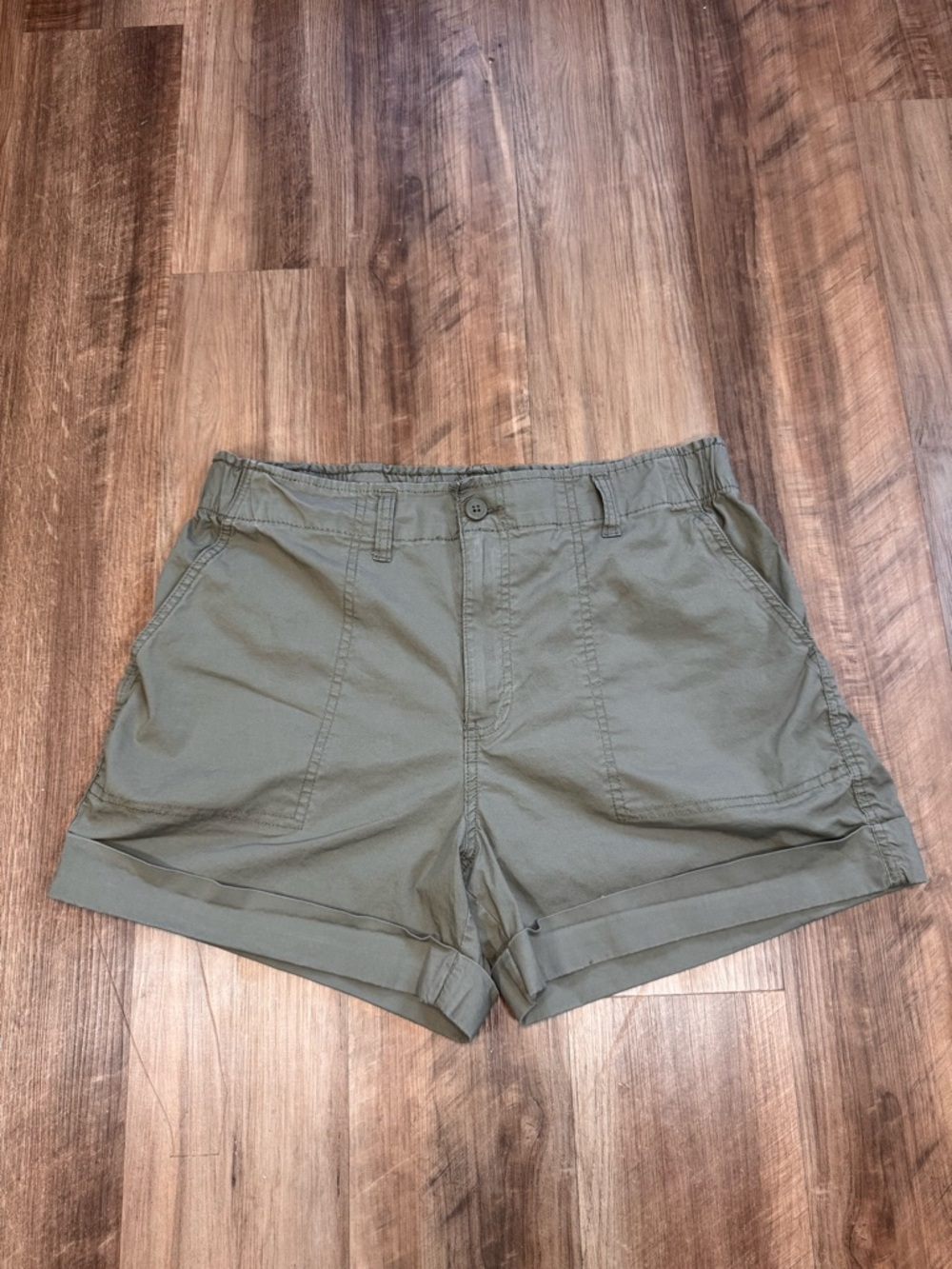 Sanctuary Army Green Utility Roll-Cuff Shorts with Pockets, Size XL